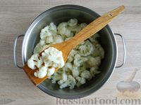 Фото приготовления рецепта: Цветная капуста, тушенная с морковью и луком - шаг №4