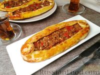 Фото к рецепту: Пиде с фаршем, овощами и фетой (турецкая пицца)