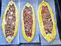 Фото приготовления рецепта: Пиде с фаршем, овощами и фетой (турецкая пицца) - шаг №22