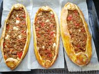 Фото приготовления рецепта: Пиде с фаршем, овощами и фетой (турецкая пицца) - шаг №23