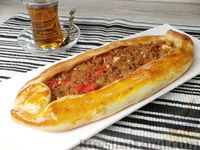 Фото приготовления рецепта: Пиде с фаршем, овощами и фетой (турецкая пицца) - шаг №24
