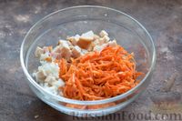 Фото приготовления рецепта: Салат с копчёной курицей, морковью по-корейски, кукурузой и сухариками - шаг №5