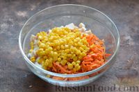 Фото приготовления рецепта: Салат с копчёной курицей, морковью по-корейски, кукурузой и сухариками - шаг №6
