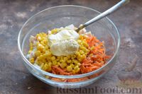 Фото приготовления рецепта: Салат с копчёной курицей, морковью по-корейски, кукурузой и сухариками - шаг №7