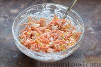 Фото приготовления рецепта: Салат с копчёной курицей, морковью по-корейски, кукурузой и сухариками - шаг №8