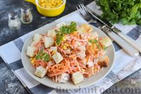 Фото приготовления рецепта: Салат с копчёной курицей, морковью по-корейски, кукурузой и сухариками - шаг №11