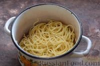 Фото приготовления рецепта: Спагетти с помидорами, луком и яйцом - шаг №2