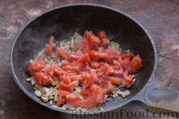 Фото приготовления рецепта: Спагетти с помидорами, луком и яйцом - шаг №6