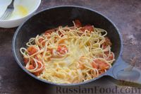 Фото приготовления рецепта: Спагетти с помидорами, луком и яйцом - шаг №8