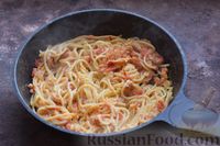 Фото приготовления рецепта: Спагетти с помидорами, луком и яйцом - шаг №9