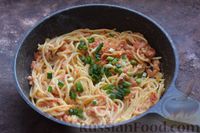 Фото приготовления рецепта: Спагетти с помидорами, луком и яйцом - шаг №10
