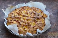 Фото приготовления рецепта: Пирог из кукурузной муки, с ветчиной и кукурузой - шаг №11