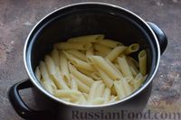 Фото приготовления рецепта: Макароны с тефтелями и сыром, запечённые в томатном соусе - шаг №8