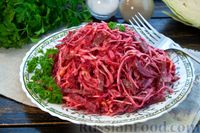 Фото приготовления рецепта: Салат из капусты с колбасой, свёклой и морковью - шаг №15