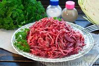 Фото приготовления рецепта: Салат из капусты с колбасой, свёклой и морковью - шаг №16