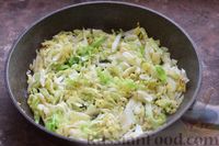 Фото приготовления рецепта: Клафути с капустой, беконом и зеленью - шаг №3