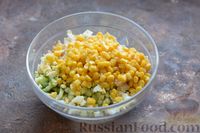 Фото приготовления рецепта: Салат с крабовыми палочками, курицей и кукурузой - шаг №8