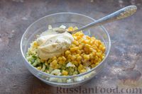 Фото приготовления рецепта: Салат с крабовыми палочками, курицей и кукурузой - шаг №9