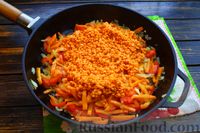 Фото приготовления рецепта: Чечевица с овощами, на сковороде - шаг №6