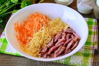 Фото приготовления рецепта: Салат с колбасой, морковью, сыром и яичными блинчиками - шаг №11