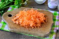 Фото приготовления рецепта: Салат с колбасой, морковью, сыром и яичными блинчиками - шаг №9