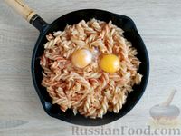 Фото приготовления рецепта: Макароны с яйцом и луком - шаг №10