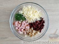 Фото приготовления рецепта: Салат с фасолью, ветчиной, сыром и сухариками - шаг №9