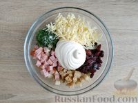 Фото приготовления рецепта: Салат с фасолью, ветчиной, сыром и сухариками - шаг №10