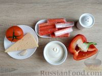 Фото приготовления рецепта: Салат с крабовыми палочками, болгарским перцем, помидорами и сыром - шаг №1