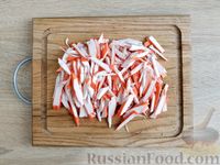 Фото приготовления рецепта: Салат с крабовыми палочками, болгарским перцем, помидорами и сыром - шаг №2