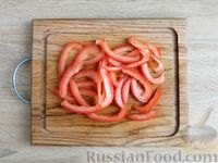 Фото приготовления рецепта: Салат с крабовыми палочками, болгарским перцем, помидорами и сыром - шаг №4