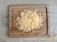 Фото приготовления рецепта: Салат с крабовыми палочками, болгарским перцем, помидорами и сыром - шаг №5