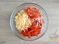 Фото приготовления рецепта: Салат с крабовыми палочками, болгарским перцем, помидорами и сыром - шаг №6