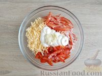 Фото приготовления рецепта: Салат с крабовыми палочками, болгарским перцем, помидорами и сыром - шаг №7