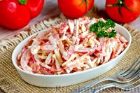 Фото приготовления рецепта: Салат с крабовыми палочками, болгарским перцем, помидорами и сыром - шаг №9
