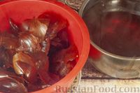 Фото приготовления рецепта: "Копчёная" грудинка, варенная в луковой шелухе - шаг №4
