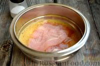 Фото приготовления рецепта: Куриные отбивные, панированные в отрубях, с сыром - шаг №5