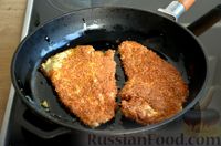 Фото приготовления рецепта: Куриные отбивные, панированные в отрубях, с сыром - шаг №9