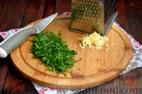 Фото приготовления рецепта: Салат с крабовыми палочками, петрушкой и пикантной заправкой - шаг №4