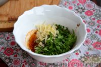 Фото приготовления рецепта: Салат с крабовыми палочками, петрушкой и пикантной заправкой - шаг №6