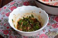 Фото приготовления рецепта: Салат с крабовыми палочками, петрушкой и пикантной заправкой - шаг №7
