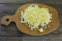 Фото приготовления рецепта: Слоёный салат с крабовыми палочками, шампиньонами, сыром и кукурузой - шаг №7