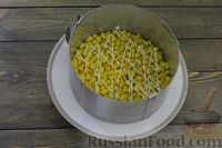 Фото приготовления рецепта: Слоёный салат с крабовыми палочками, шампиньонами, сыром и кукурузой - шаг №2