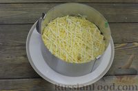 Фото приготовления рецепта: Слоёный салат с крабовыми палочками, шампиньонами, сыром и кукурузой - шаг №6