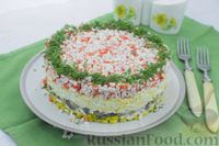 Фото приготовления рецепта: Слоёный салат с крабовыми палочками, шампиньонами, сыром и кукурузой - шаг №11