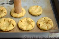 Фото приготовления рецепта: Песочное печенье с фисташками, цедрой и мандариновым кремом - шаг №12