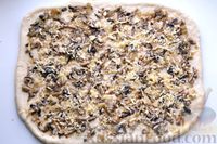 Фото приготовления рецепта: Булочки-улитки с грибами, луком и сыром - шаг №11