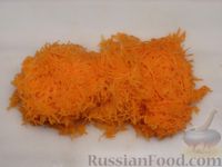 Фото приготовления рецепта: Морковно-сырный рулет с куриным фаршем - шаг №2