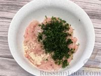 Фото приготовления рецепта: Морковно-сырный рулет с куриным фаршем - шаг №8
