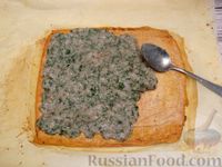 Фото приготовления рецепта: Морковно-сырный рулет с куриным фаршем - шаг №11